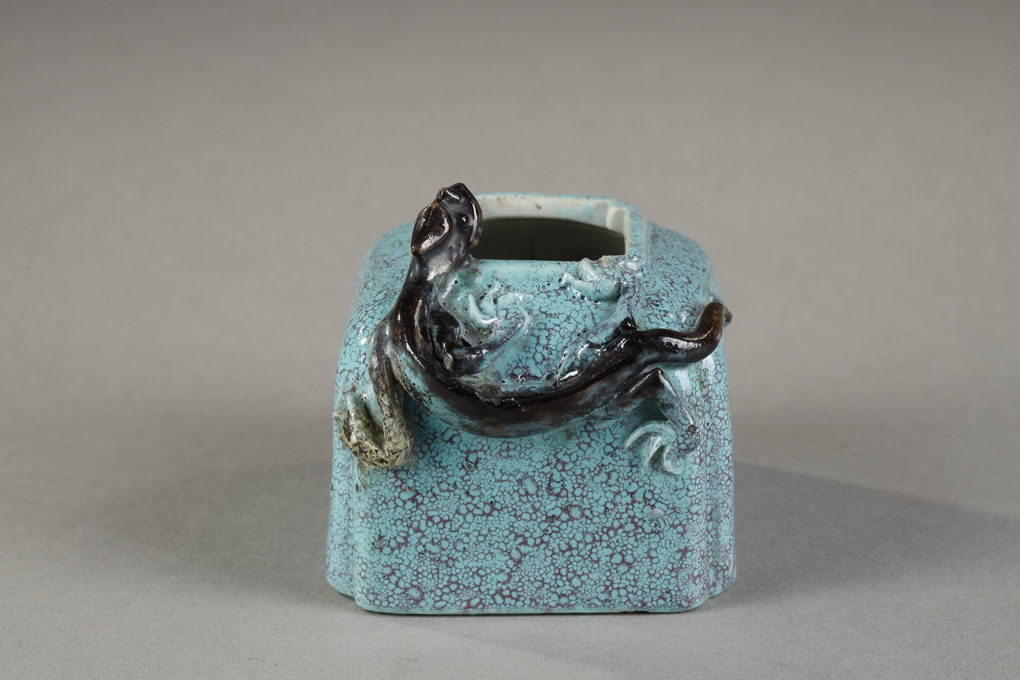 Porcelain brushwasher with Robin,s egg  decoration - with a qilong in relief  - China 19th century
H. 5cm